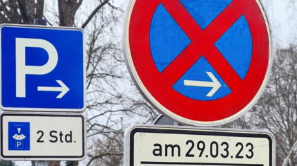Auf dem Bild sieht man ein Parkplatzschild am Stadtbad Schwerte und ein aufgestelltes Schild für absolutes Halteverbot ab dem 29. März 2023