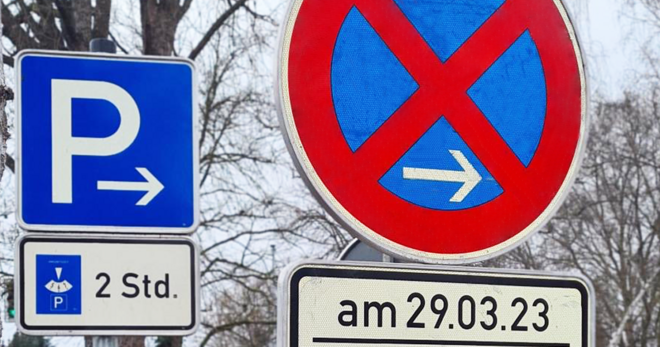 Auf dem Bild sieht man ein Parkplatzschild am Stadtbad Schwerte und ein aufgestelltes Schild für absolutes Halteverbot ab dem 29. März 2023