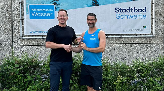 Florian Grojer übergab die Uhren als letzten Baustein des Systems an Schwimmbadleiter Thomas Jeserig.