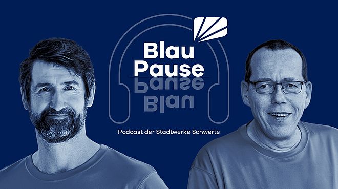 Zwei Personen sind zu sehen, in der Mitte steht der Podcast-Titel „BlauPause“, der von einem Kopfhörer umrahmt wird – Podcast der Stadtwerke Schwerte