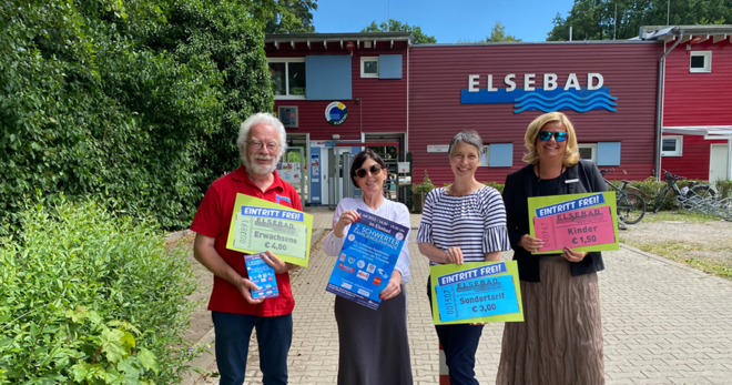 Es freuen sich über den freien Eintritt: v.l. Thomas Wild (Elsebad-Verein), Gabriele Stange (Stadt Schwerte), Michaela Zorn-Koritzius (Stadtwerke Schwerte) und Michaela Hacheney (Sparkasse in Schwerte)