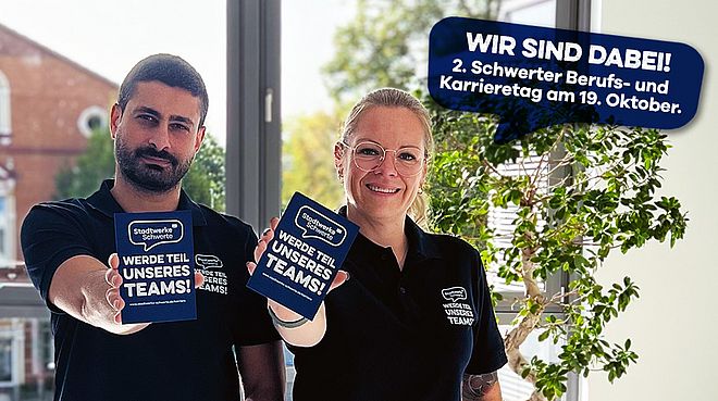 Annika Witt und Ergün Yildirim betreuen bei den Stadtwerken Schwerte die Auszubildenden. Sie werben auf dem Foto für den Besuch des Berufs- und Karrieretags.