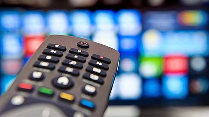 Neue TV-Senderbelegung bei Elementmedia TV im Hintergrund mit Fernbedienung im Vordergrund zum Sendersuchlauf