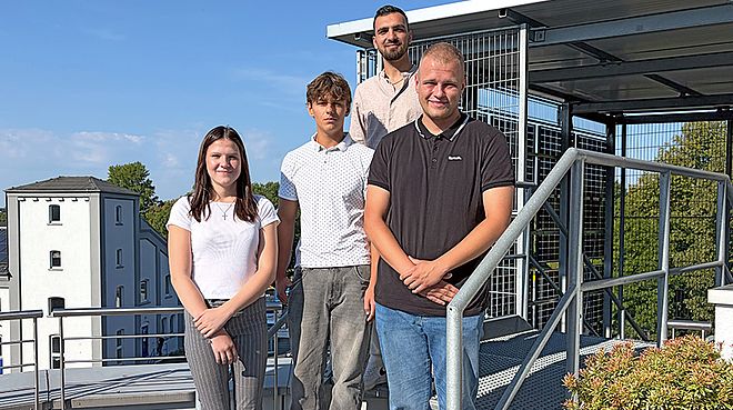 Eine Gruppe von vier jungen Menschen steht gemeinsam auf der Dachterrasse der Stadtwerke Schwerte. 