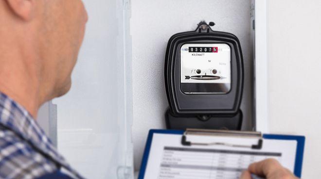 Nahaufnahme eines Stromzählers sowie eine blaue Sprechblase mit dem Titel: Zählerablesung 2025. Vom 19. November 2025 bis 5. Januar 2026 als Symbolbild für die Jahresverbrauchsabrechnung.