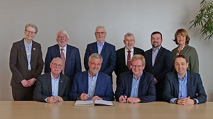 Die Mitglieder vom Vorstand und Aufsichtsrat trafen sich zur offiziellen Gründung der EnergieGenossenschaft Schwerte eG.