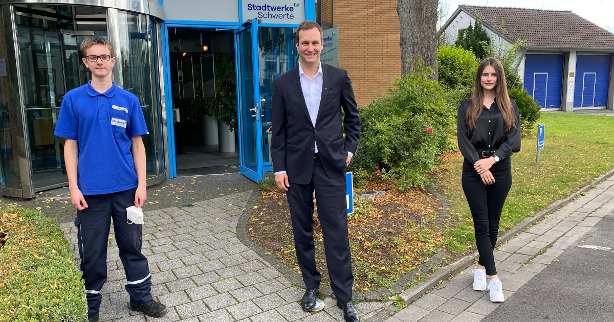 Auf dem Bild sind der Geschäftsführer Sebastian Kirchmann mit den beiden neuen Auszubildenden Claudia Weidner und Jan Sky Kersten zu sehen.