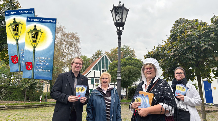 Auf dem Bild sind folgende Personen zu sehen: Heimatvereinsvorsitzender Dr. Christopher Wartenberg (v.l.), die ehemalige Laternenfrau Annette Ernst, die amtierende Laternenfrau Petra Hanné und Anna Pfennig von den Stadtwerken. 