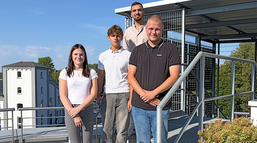 Eine Gruppe von vier jungen Menschen steht gemeinsam auf der Dachterrasse der Stadtwerke Schwerte. 