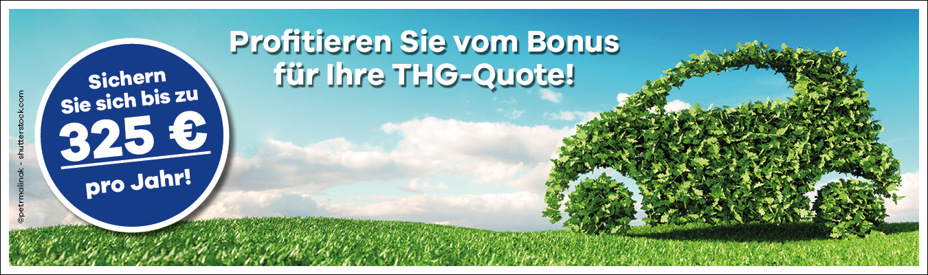 Auf einer grünen Wiese ist ein Auto aus Blättern geformt. Daneben ist der Hinweis, sich mit seiner THG-Quote einen Bonus von bis zu 325 Euro zu sichern.