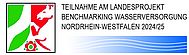 Landessiegel NRW mit halbem Pferd im Wappen, daneben ein Text: Teilnahme am Landesprojekt Benchmarking Wasserversorgung Nordrhein-Westfalen 2024/25. Darunter blauer Banner mit weißen Wellenlinien