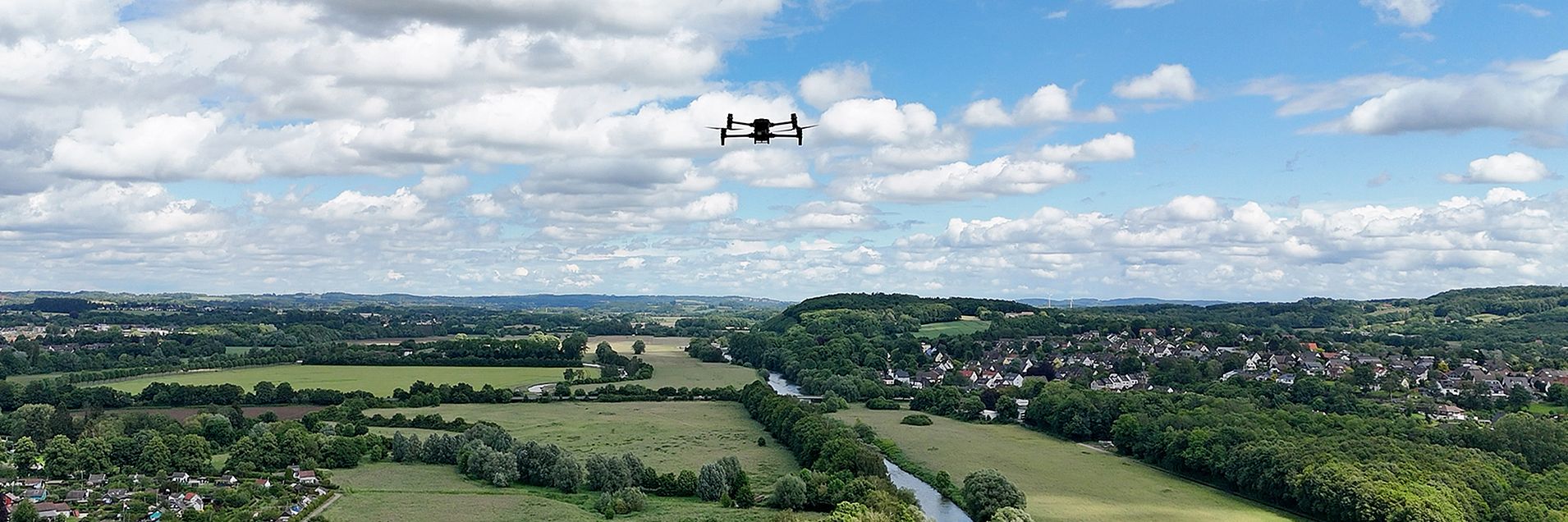 Eine Drohne der Stadtwerke Schwerte fliegt über Wiesen, Wälder und die Ruhr. 