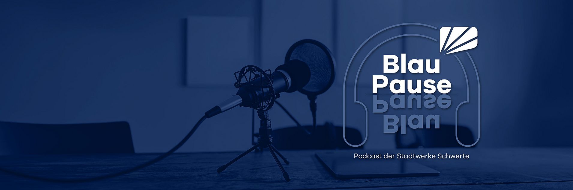 Ein blau gefärbtes Bild eines Mikrofons und das Logo des Podcast der Stadtwerke Schwerte Blaupause