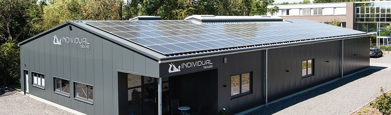 Das Bild zeigt ein Unternehmen aus Schwerte mit einer großen Photovoltaikanlage auf dem Dach.
