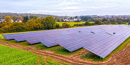 Ein Teil des Solarparks in Schwerte ist schon aufgebaut.