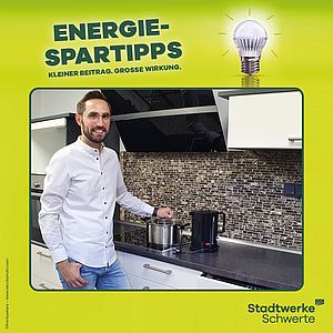 Ein Mann steht in der Küche am Herd und kocht gemäß Energiespartipp.