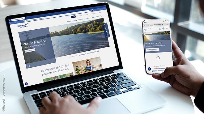 Das neue Design der Website der Stadtwerke Schwerte ist auf einem aufgeklappten Laptop und auf einem Handy-Display zu sehen.