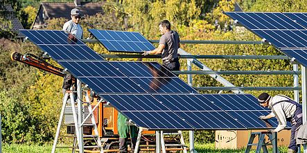 Montage weiterer Solarmodule am Solarpark.