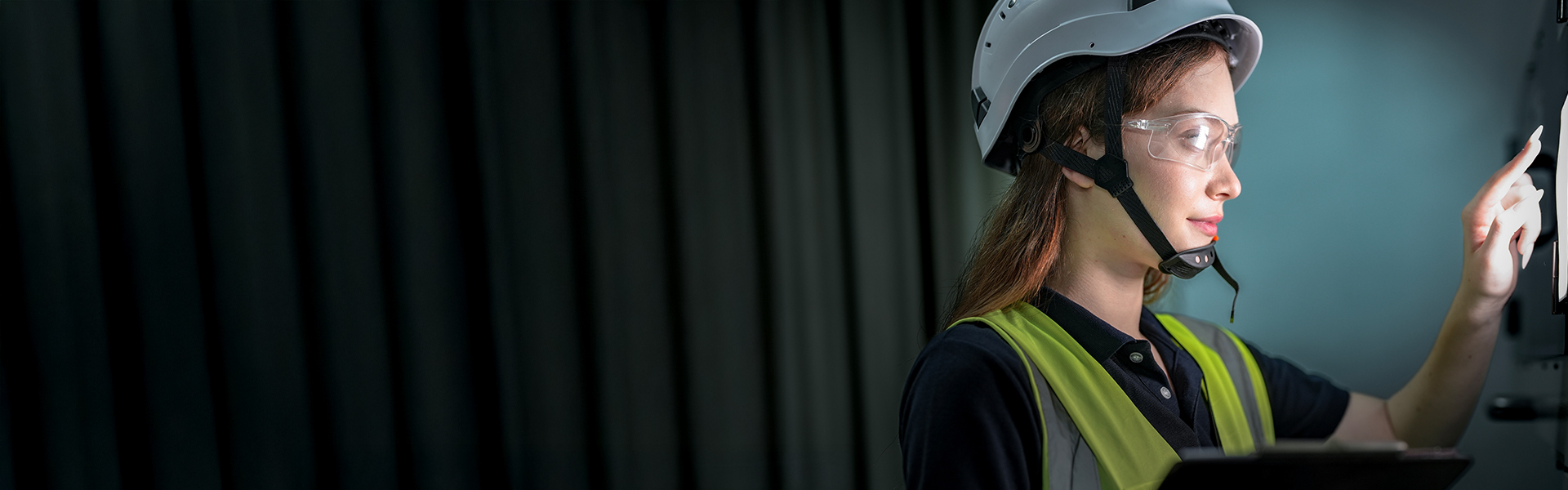 Eine junge Frau mit Helm und Warneweste bei ihrer Ausbildung bei den Stadtwerken Schwerte.