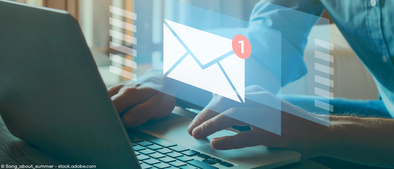 Abonnieren Sie den Newsletter der Stadtwerke Schwerte Ein Mensch sitzt vor einem Laptop. Vor dem Bildschirm ist ein Hologramm zu sehen, welches ein Brief mit einer kleinen roten Eins abbildet. Symbolbild für den Newsletter der Stadtwerke Schwerte