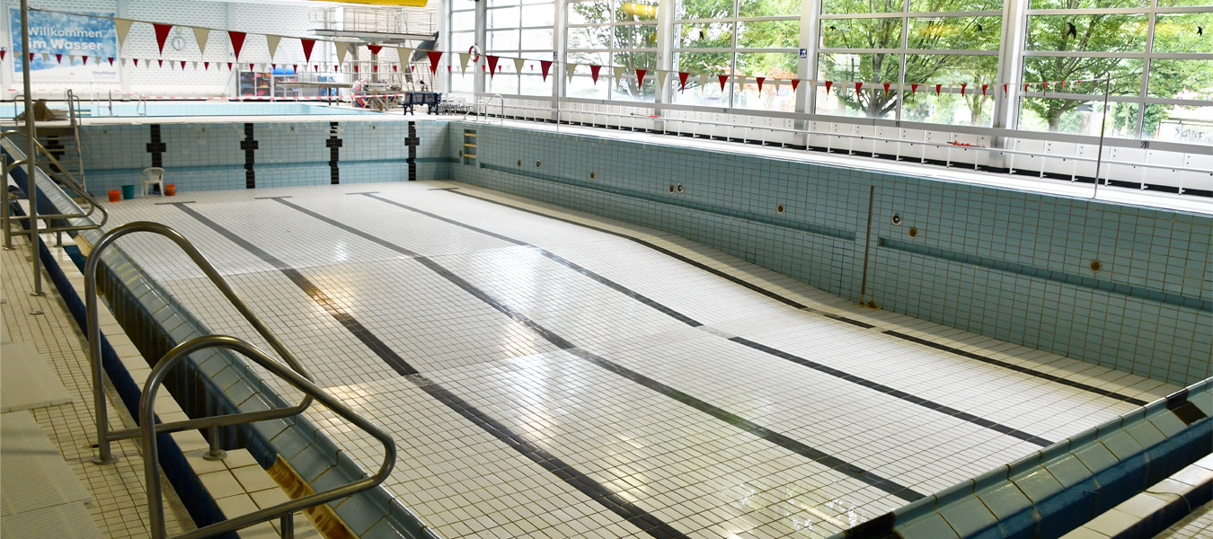 Das leere Schwimmerbecken im Stadtbad Schwerte