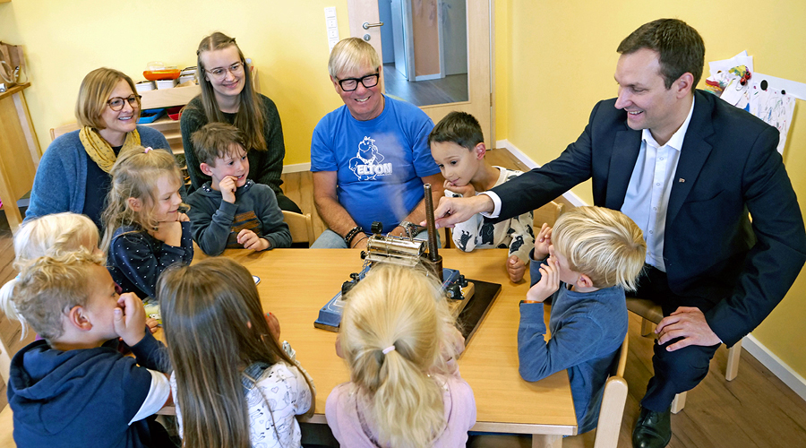 Herr Kirchmann besucht den Umwelt-Unterricht in der Kindertagesstätte Rasselbande.